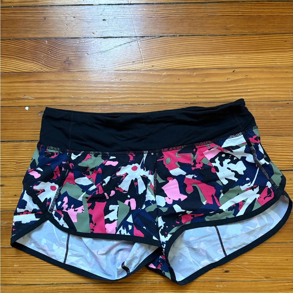 Lululemon Women’s hotty hot shorts size 4